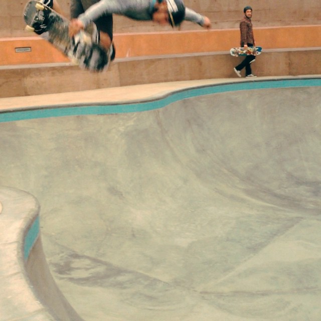Daniel Cuervo has some rad lines at the Encinitas skatepark.
#Bailgun #Jimmyz @danielcuervoskate
