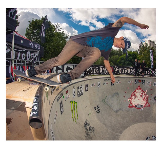 #throwbackthursday Jürgen Horrwarth shows you how to do proper r'n rolls. #Bergfest a couple years ago. Don't miss this years Bergfest contest on Sat August 1st #Bergfidel #Contest #Skatepark #woodworx #Bailgun @juergensk8