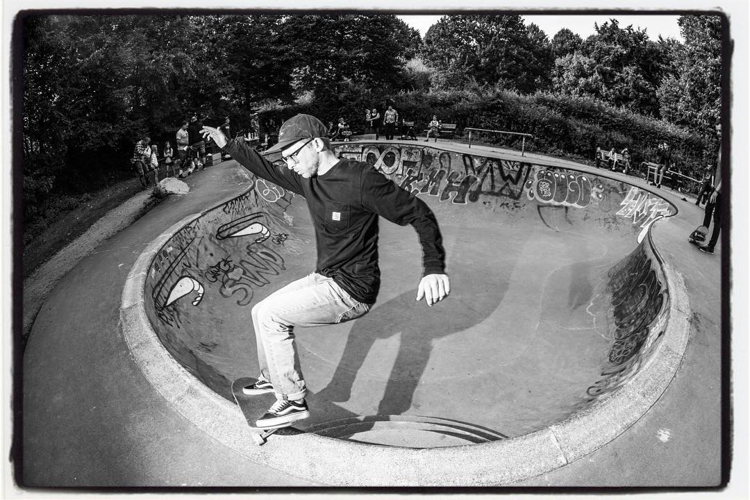 Max Strauß, smith grind over the stairs at last weeks 50.000 Days on Board session hosted by @tothwolfgang at the Fruchtallee Bowl in Hamburg. Check www.bailgun.com/news for the full article. #poolparty #pool #bowl #skateboarding #concrete #smithgrind #bierenergie #bailgun #gerdriegerphotography