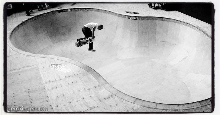 #flashbackfriday Thilo Nawrocki judo air over the hip from deep to shallow in the original OMSA pool. #skateboarding #woodwnbowl #pool #bowl #judoair #bailgun #gerdriegerphotography
