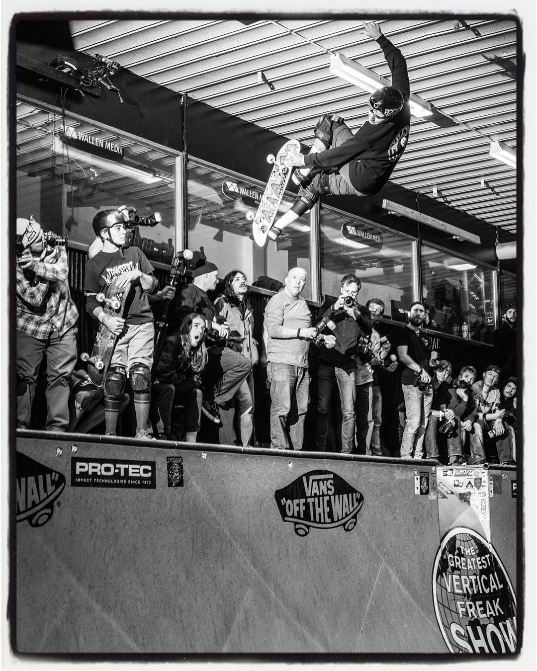 #flashbackfriday  Alex Perelson, stylish lien air at VAX, 2016. Looks like there's more media on the deck than skaters... #vertattack #bryggeriet #skatemalmo #halfpipe #skateboarding #bailgun #gerdriegerphotography