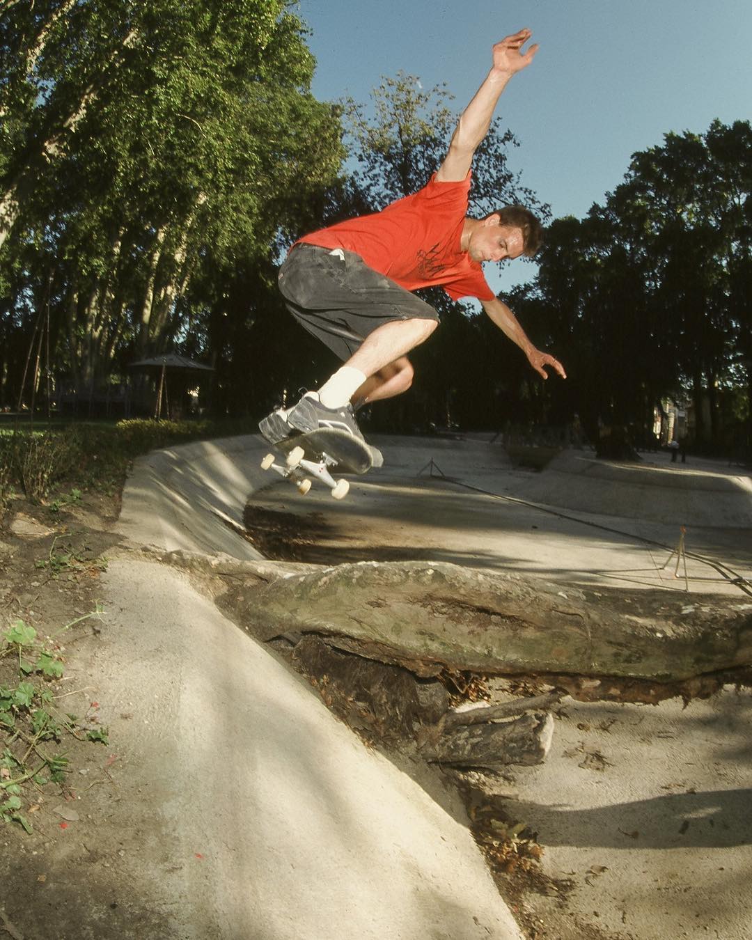 #flashbackfriday on tour through southern France and Spain ca. 2003, we discovered this pont in a park in Perpinon and Westermann found some good lines. Backside ollie over part of a tree. #ollie #backsideollie #jtair #skateboarding #concrete #duckpont #bailgun #gerdriegerphotography