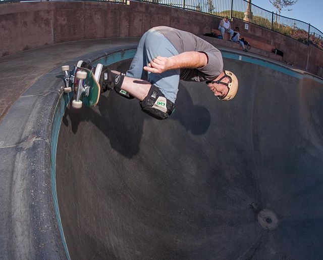 Hermann backside grinding the deep end at Poods Park in Encinitas 40 years afrter his first skatetrip to California – Yeah!!! @hermannfinkmann #poodspark #skateboarding #pool #bowl #concrete #grind #bailgun #magazine