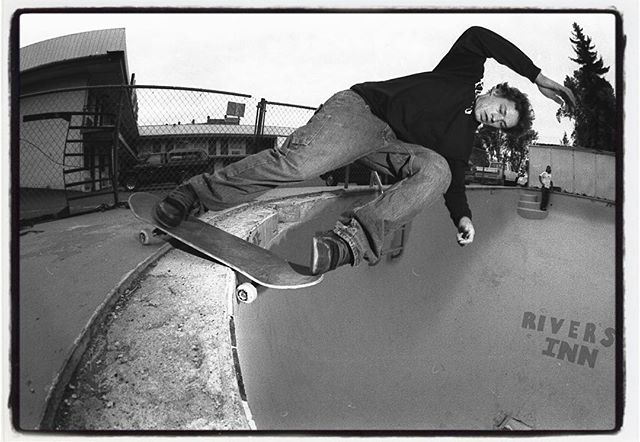 #throwbackthursday Jürgen Horrwarth with a perfect r’nr at the Rivers Inn Motel in Klamath Falls, Or. 2004. Great roadtrip with @yogisk8 @minus_ramps_pools @berntjahnel driving from San Diego to Portland and back hitting as many skateparks as we could. #skateboarding #pool #bowl #swimmingpool #concrete #riversinn #klamathfalls #jürgenhorrwarth #rockandroll #eos1n #analogphotography #filmphotography #hp5 #ilford #bailgun #magazine #gerdriegerphotography