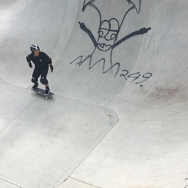 Lester shredding Dülmen today with a rad fastplant.
Good session with a truly international crew from the US, Canada, Netherlands, Belgium. #skateboarding #pool #bowl #fastplant #lesterkasai @lesterkasai #bailgun #magazine #gerdriegerphotography