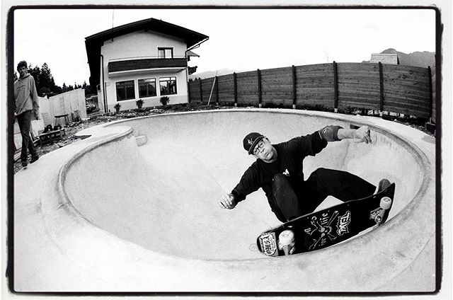 HBD to Ditesches! Grinding down Fidi’s pool a few years back.
#skateboarding #pool #bowl #concrete #diy #backyard #grind #dietsches #omsa #bailgun #magazine #gerdriegerphotography #analogphotography #ilford #hp5 #eos1