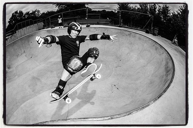 HBD Lester and keep on shredding!!! Ollie over the hip at the Dülmen Bowl a few weeks ago. #lesterkasai #ollie #skateboarding #pool #bowl #concrete #bailgun #magazine #gerdriegerphotography  @lesterkasai