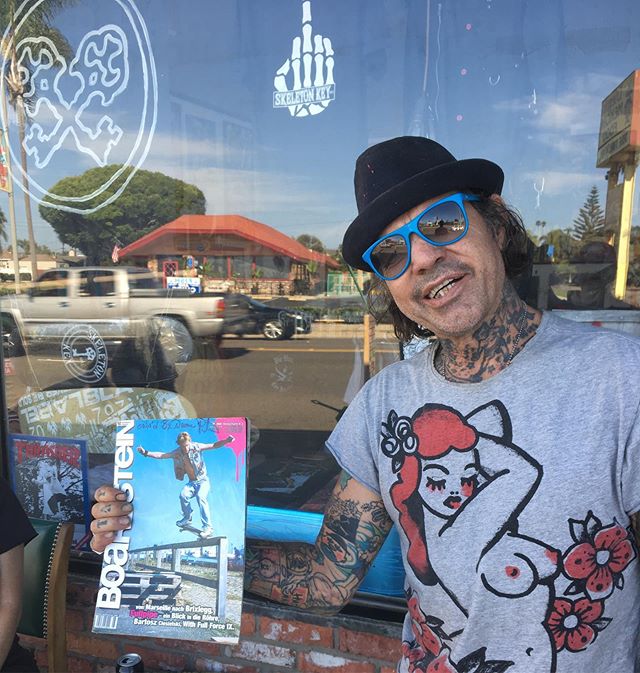 This one is for Klaas and Arne, founders and makers of the legendary Boardstein Magazine. Duane Peters with a copy from his collection infront of the Skeleton Key Gallery/Shop in Oceanside. #boardsteinmagazin #masterofdisaster #duaneperters #skeletonkeymfg #bailgun #magazine #gerdriegerphotography