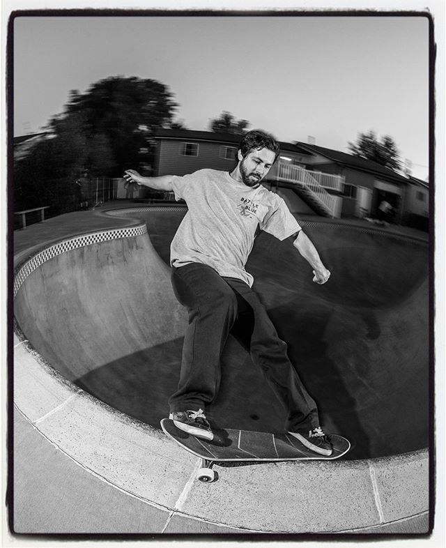 Stefan Wilson shredding Mike’s clover pool yesterday.
#skateboarding #smithgrind #pool #bowl #concrete #skatecolorado #stefanwilson #bailgun #magazine #gerdriegerphotography