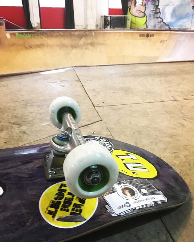 Todays session – Unna Bowl. Good to have a nice indoor bowl and a rad crew on a rainy Sunday afternoon.
And thanks @grayslide for the @powerflexwheels. #woodenbowl #skateboarding #powerflexwheels #bailgun #magazine