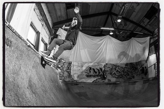 Anders smith grinding the poolcoping at todays session at the Unna Bowl. #anderstellen @anderstellen #smithgrind #grind #poolcoping #woodenbowl #bailgun #magazine #gerdriegerphotography