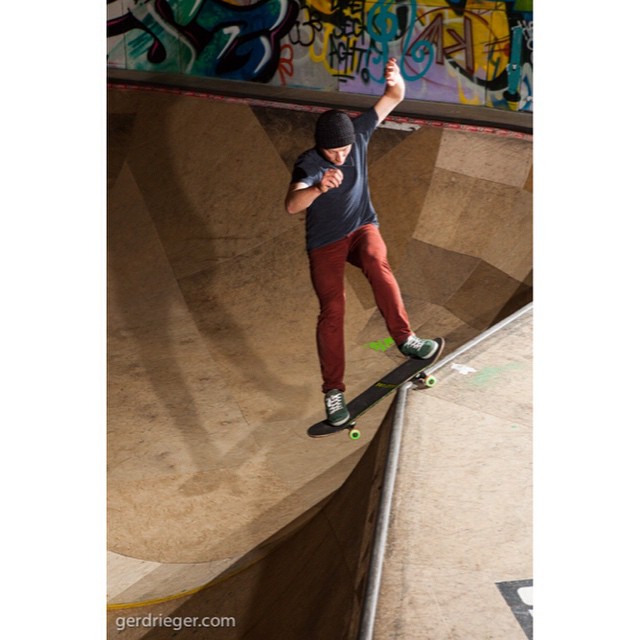 Tobi, smith grinding over the hip at the Unna bowl. #Bailgun #Paddel
