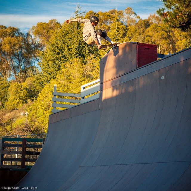 Max Schaaf lien tailslide up on the  extention at the Sunday Berkley-Vert session #Bailgun #4Q