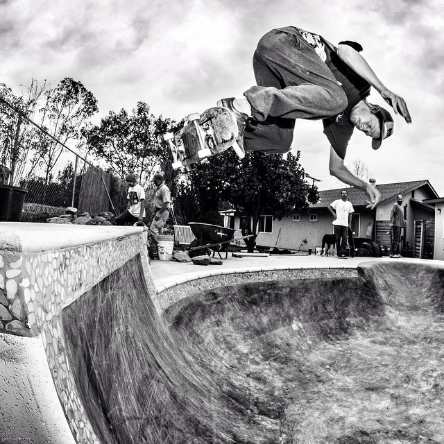 Rye shredding someones backyard somewhere in So Cal. More soon! #Bailgun #Pool #Bowl #Skateboarding