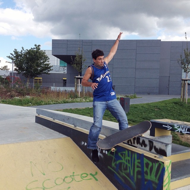 Last Friday on the way to Berlin we dicovered this gem of a skatepark... Not. But Lemke gave a try anyway. Check his face right before impact....