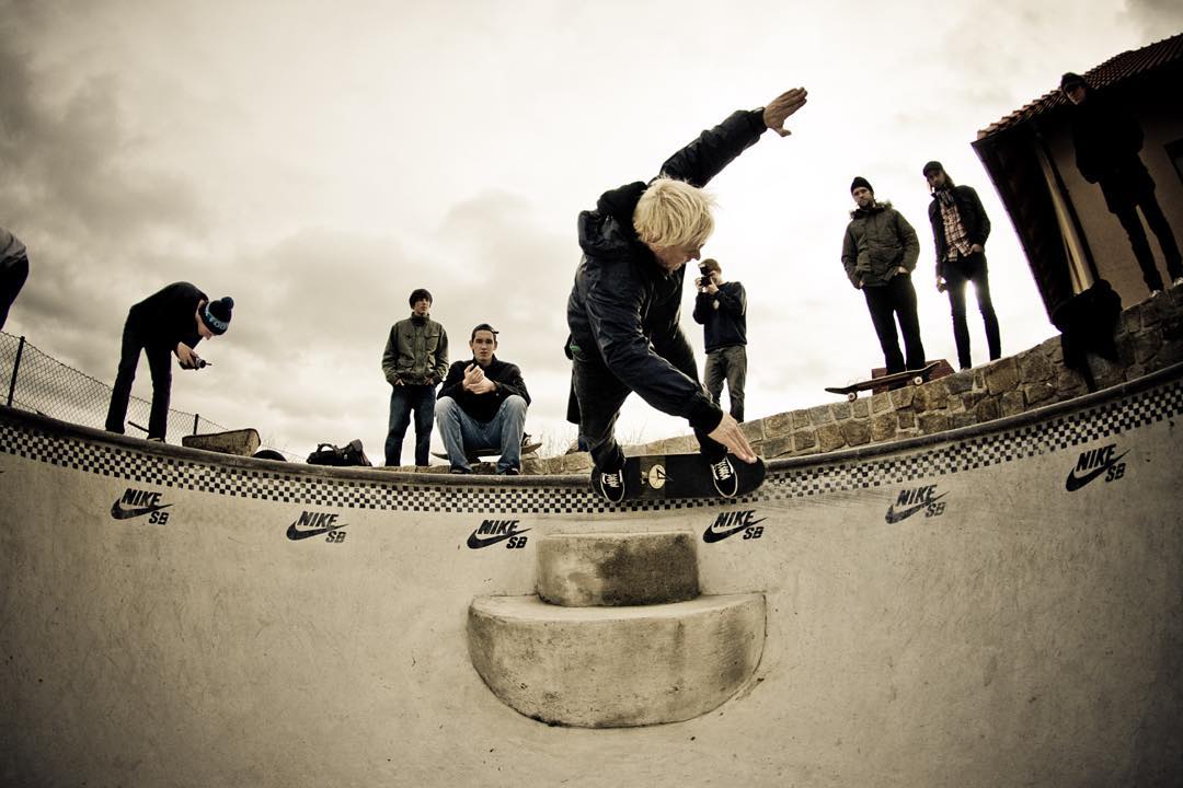 #Flashbackfriday Claus Grabke carve grind over the stairs at some pool in CZ a few years ago. #Bailgun #Pool #Grind #thepicturebooks @clausgrabke