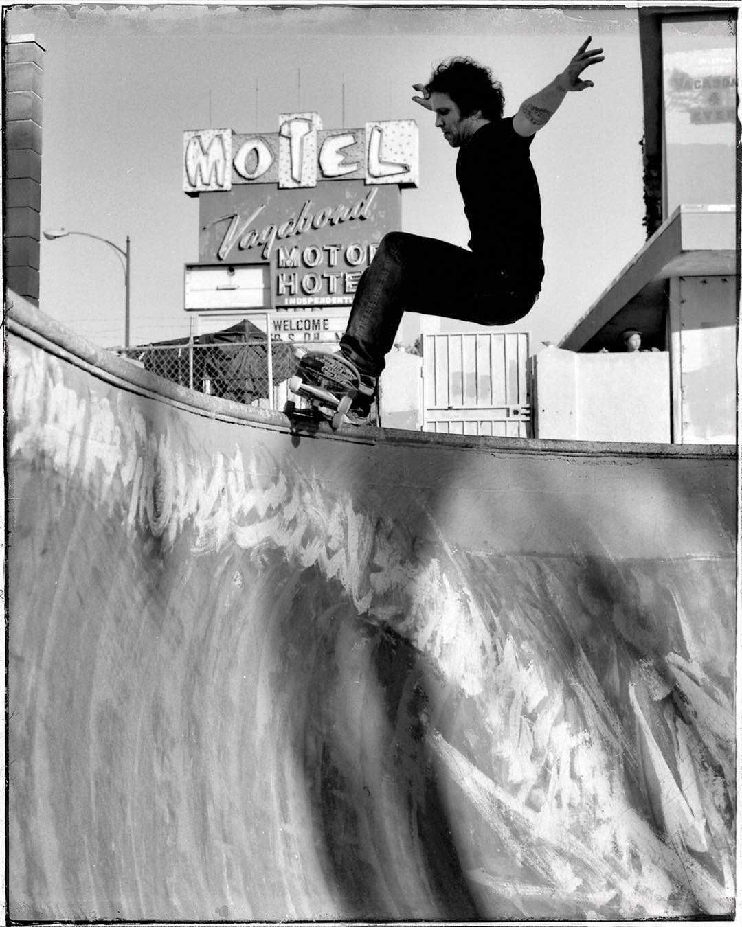 #flashbackfriday Alex Schärfe, grind  at the Vagabond pool in Fresno, 2004. #Bailgun #bowl #pool #skatebording #minusskateboards