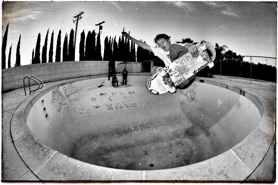 #throwbackthursday Jürgen Horrwarth with a pretty high FSA for a backyard pool, there's not too many who can do that. Somewhere on the way from Oregon to LA,2004. @juergensk8 #trapskateboards #skateboarding #pool #bowl #Bailgun