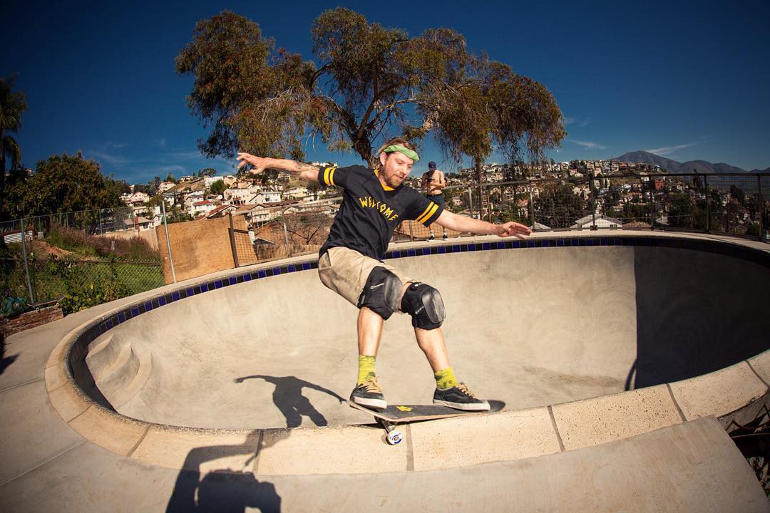 Thomas Madsen enjoys a smith grind in the California sun. #Bailgun #sidewalkskateshop #skateboarding #pool #bowl @sidewalksurfers