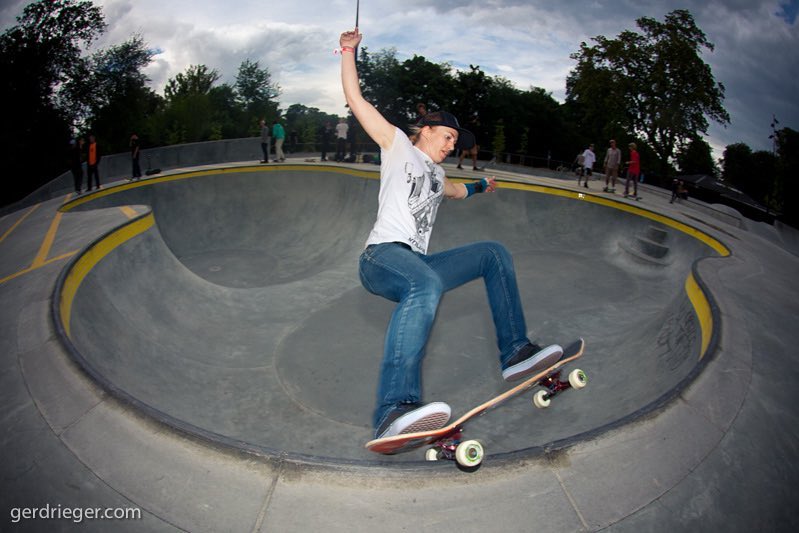 #flashbackfriday Lenore Sparks shredding the Copenhagen skatepark, 2014 #Bailgun #skateboarding #grind #pool #bowl #cph @pickawinner @koloss_skateboards