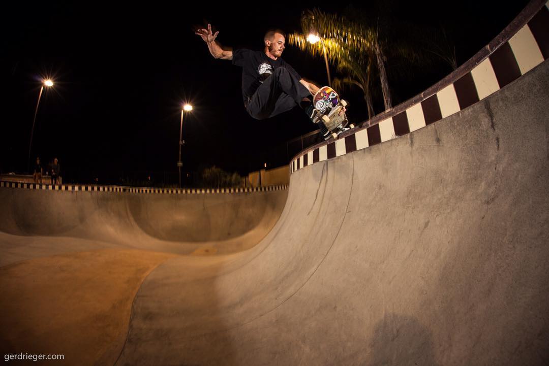 Scott Vakos was grinding hard at Alga Norte last night.
#Bailgun #pool #bowl #skateboarding #Carlsbad #alganorte #gerdrieger.com @please_and_thank_you