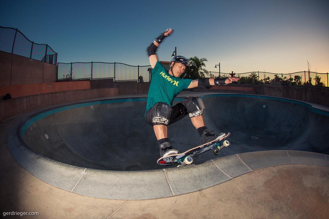 Lester grinding into the sunset at Encinitas skatepark. More of Lester in an upcoming Bailgun issue soon. @lesterkasai #lesterkasai #poodspark #skateboarding #pool #bowl #Bailgun #gerdrieger.com