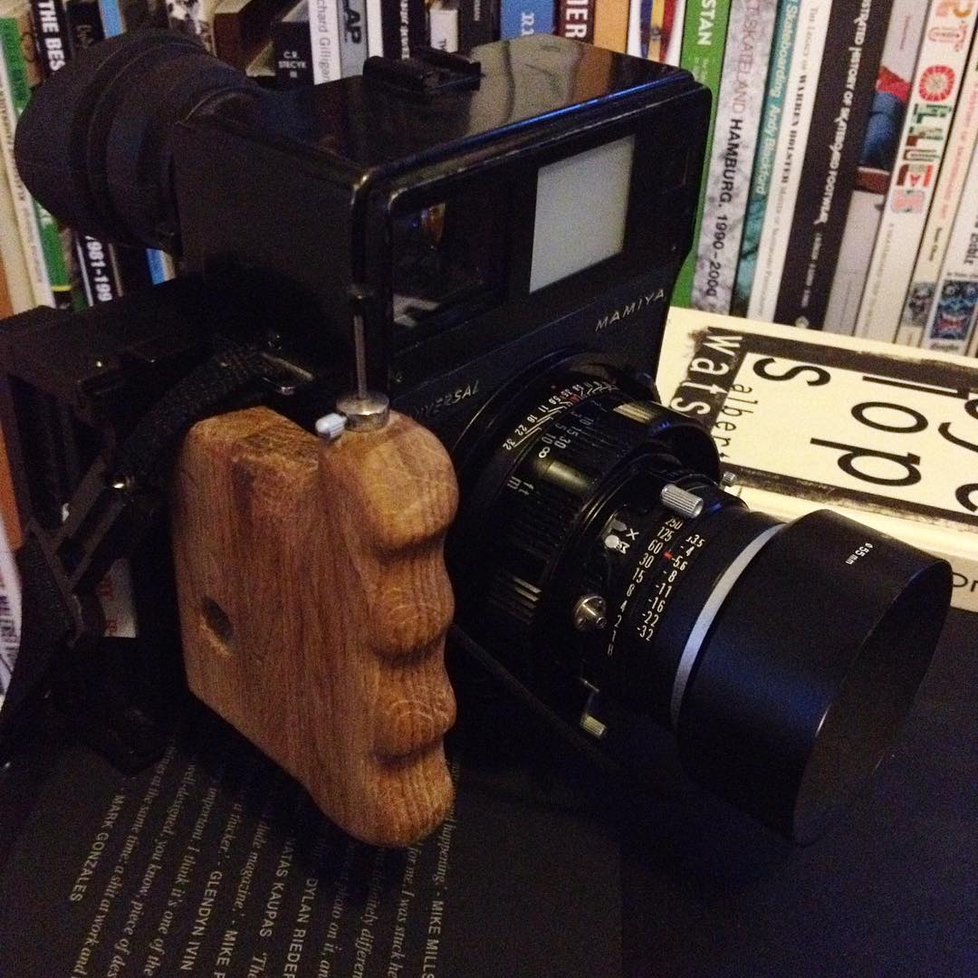 Testing a selfmade right hand grip for the #mamiyauniversal #mamiya #analog #filmphotography #mediumformat rmat #diy #Bailgun