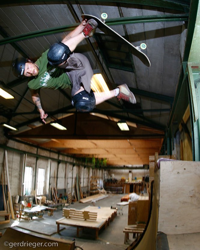 #flashbackfriday #fastplantfriday Anders Tellen proper fastplant on the extention of the Unna ramp a while back. @anders_tellen #skateboarding #vert #halfpipe #ramp #bailgun #gerdrieger.com #unna